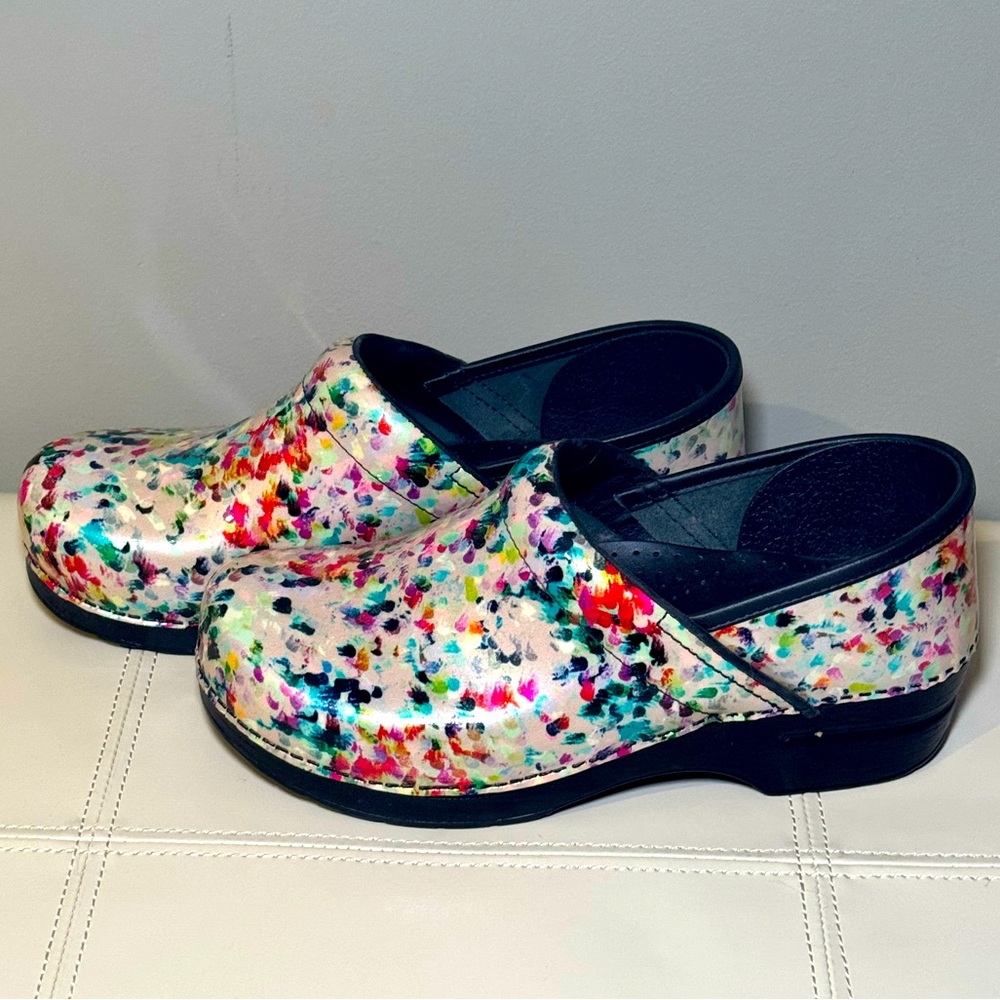 Dansko Professional Fresco Patent Leather Multi-Colored Clogs Sz 40/Women’s 9.5